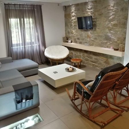 Modern Residence In The Center Of Trikala Exteriör bild