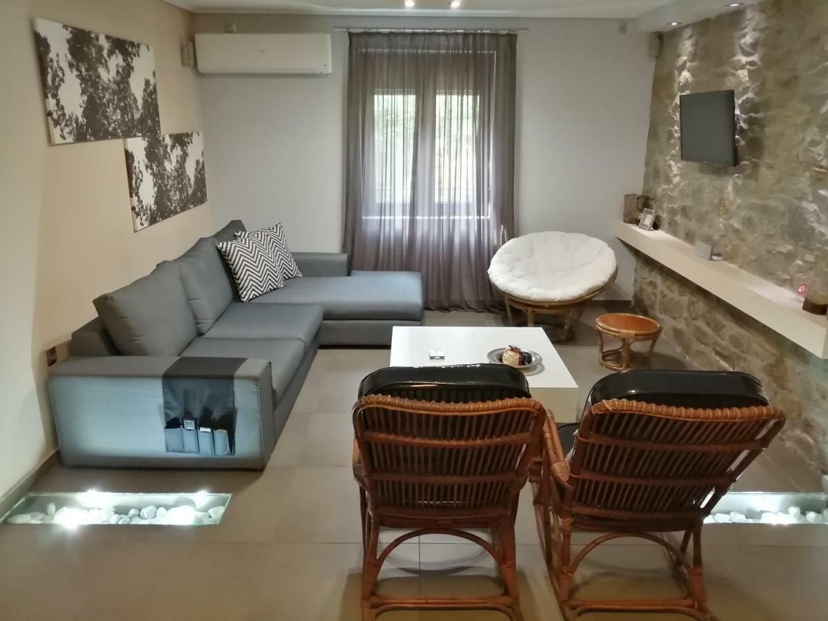 Modern Residence In The Center Of Trikala Exteriör bild