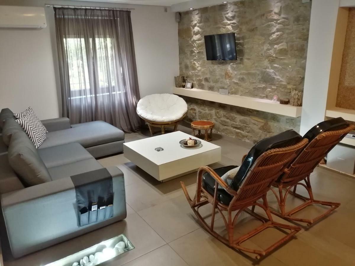 Modern Residence In The Center Of Trikala Exteriör bild